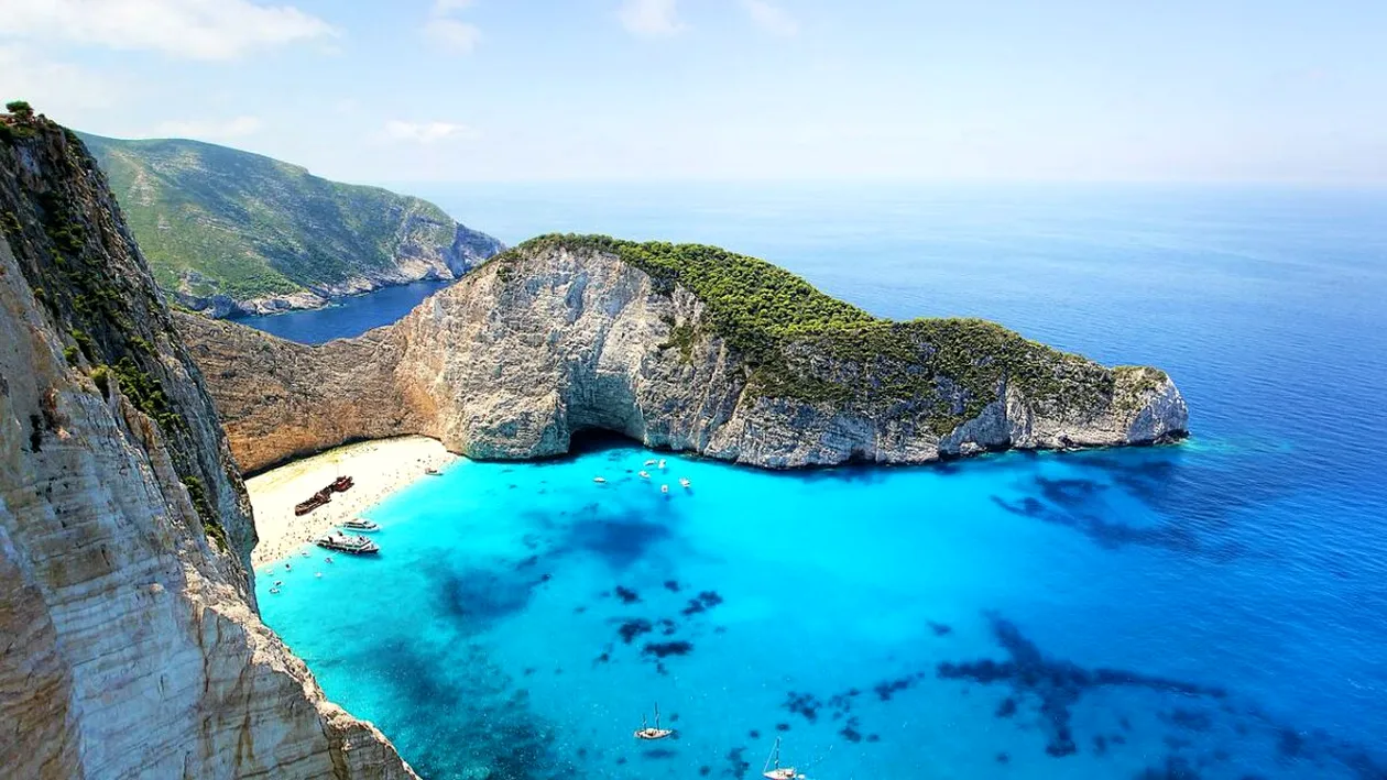 Vrei să-ți faci vacanța în Grecia cu familia? Prețurile au explodat! Află cât te costă o bere și un plin la mașină