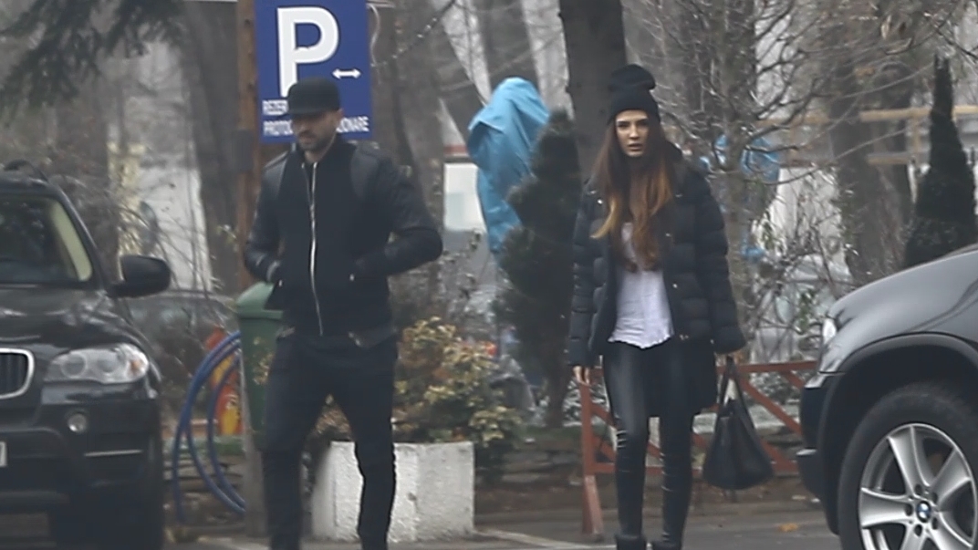 Ropotane, unde iti sunt bunele maniere? Fotbalistul pare tot mai distant cu iubita lui, Raluca Ogica!