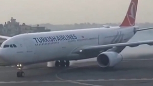 Un avion cu 277 de oameni la bord a luat foc la aterizare. Ce s-a întâmplat cu pasagerii