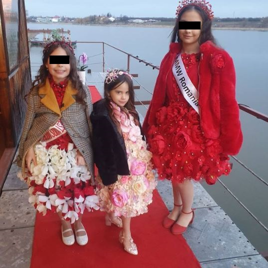 Cum o machiază Sânziana Buruiană pe Iza la doar 5 ani: “Seamănă cu păpușica de lângă ea, sunt leite”. Fiica fostei asistente TV a participat la multe prezentări de modă