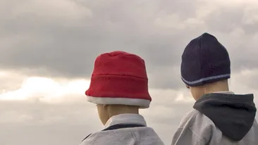 Un bărbat din Reșița, reținut de oamenii legii după ce a fost acuzat că racola băieți din centre de plasament și îi exploata sexual