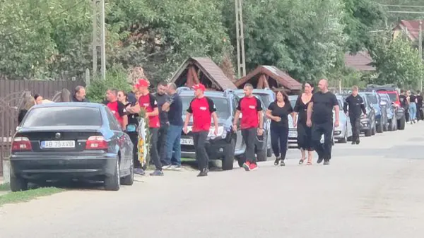 Durere fără margini la înmormântarea celor patru tineri morți în Munții Iezer. Familiile i-au condus pe ultimul drum