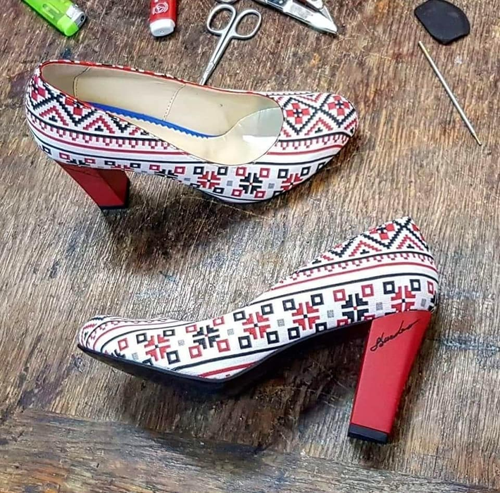 Paula Seling și soțul ei au devenit nași pentru un cuplu cunoscut. Artista și mireasa au strălucit în costume populare