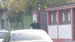 Primele poze dupa eliberare! Sile Camataru a trecut la treaba. Intalniri si discutii in cartier
