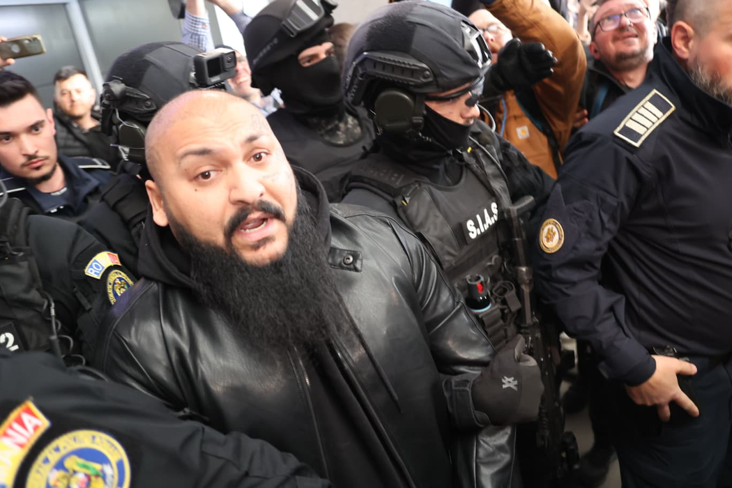 Dani Mocanu și Nando, aduși în cătușe la București! Primele imagini cu manelistul și fratele lui, de pe aeroportul Otopeni
