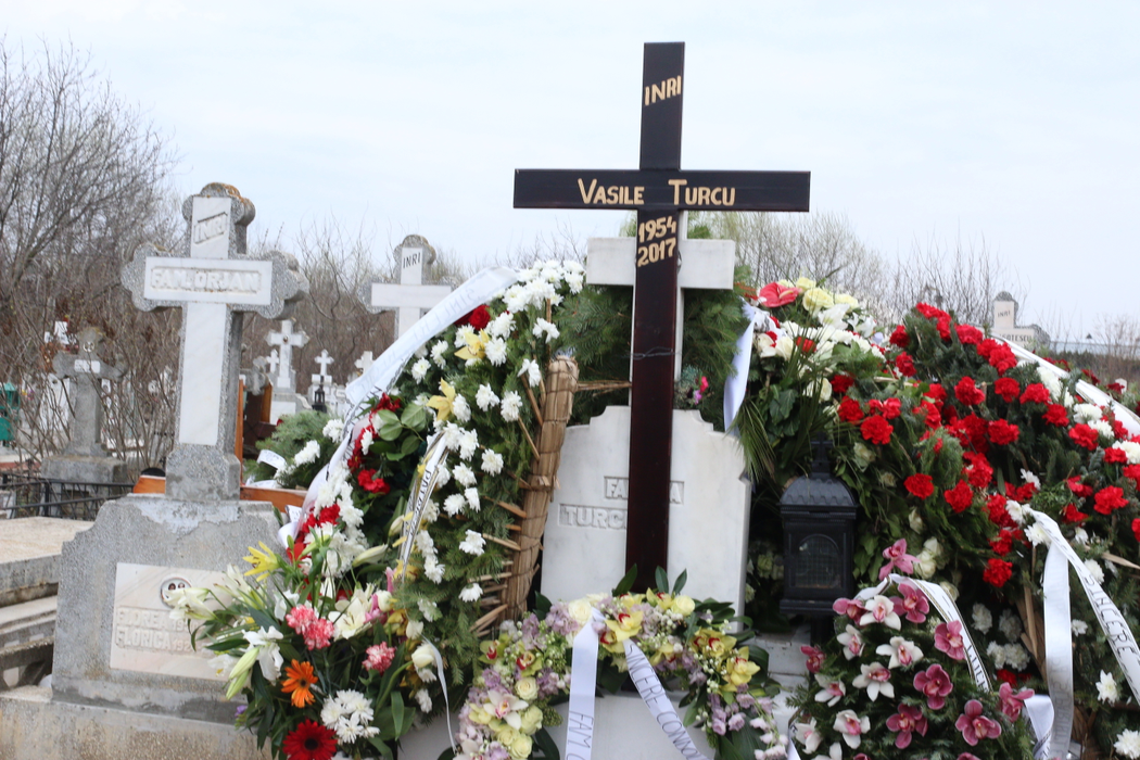 Cei care au dorit să lase un omagiu la mormântul lui Vasile Turcu au depus un număr absolut impresionant de coroane şi flori, majoritatea în culorile alb şi roşu, emblematice pentru Clubul Dinamo, al cărui acţionar a fost pentru o perioadă bună de timp.