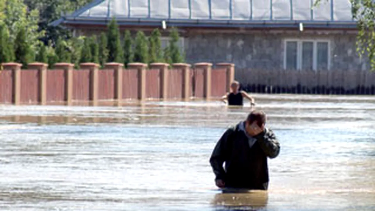 Punctul de colectare al ajutoarelor vizavi de Parcul Cismigiu, plin de haine, saltele si detergenti