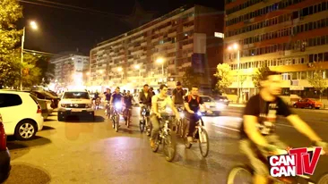 Bucurestiul, asa cum il vezi doar o data pe luna! Imagini spectaculoase cu biciclistii de la Masa Critica care au iesit la o plimbare nocturna