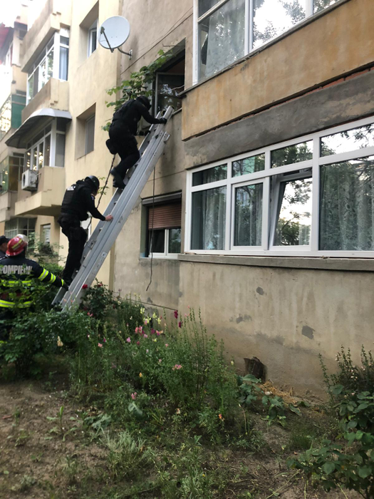 Un bărbat și-a sechestrat soacra și soția. Femeile au fost salvate de polițiștii care au intrat pe geam