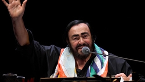 Lumea s-a ingramadit sa vada casa lui Pavarotti