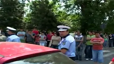 VIDEO Huidu a scapat usor! Uite ce nenorocire a fost la un accident minor din Craiova! Sotul victimei a sarit sa-l bata pe vinovat si a facut instructie cu politistii