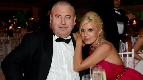 Elena Udrea si Dorin Cocos, primele fotografii impreuna! A vrajit-o pe o banca si i-a deschis portiera ca un gentlemen