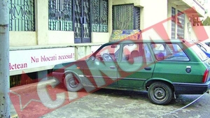 Dacia legata cu lantul de frica hotilor, in parcarea Prefecturii