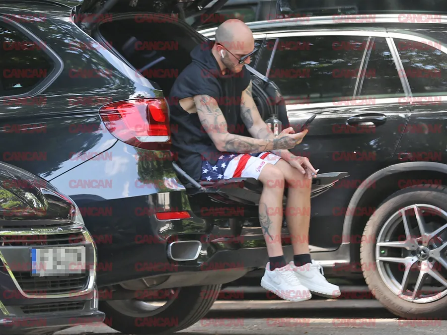 Cătălin Bordea, relaxat pe mașina sa