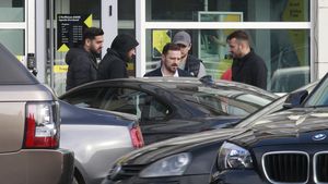 Asta înseamnă să fii şmecher! Nepotul multi-milionar al lui Gigi Becali, păzit de un alai de ”bodyguarzi” la bancă