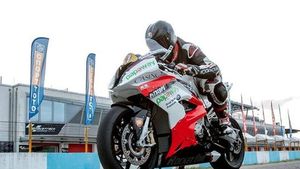 MOTOCILISM - Pilotul Daniel Onoriu îşi schimbă culoarea, dar nu şi năravul. Un nou design, acelaşi obiectiv 