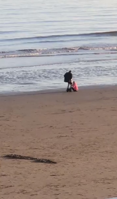 Scene halucinante chiar de Anul Nou! Au făcut amor sălbatic în fața trecătorilor. FOTO