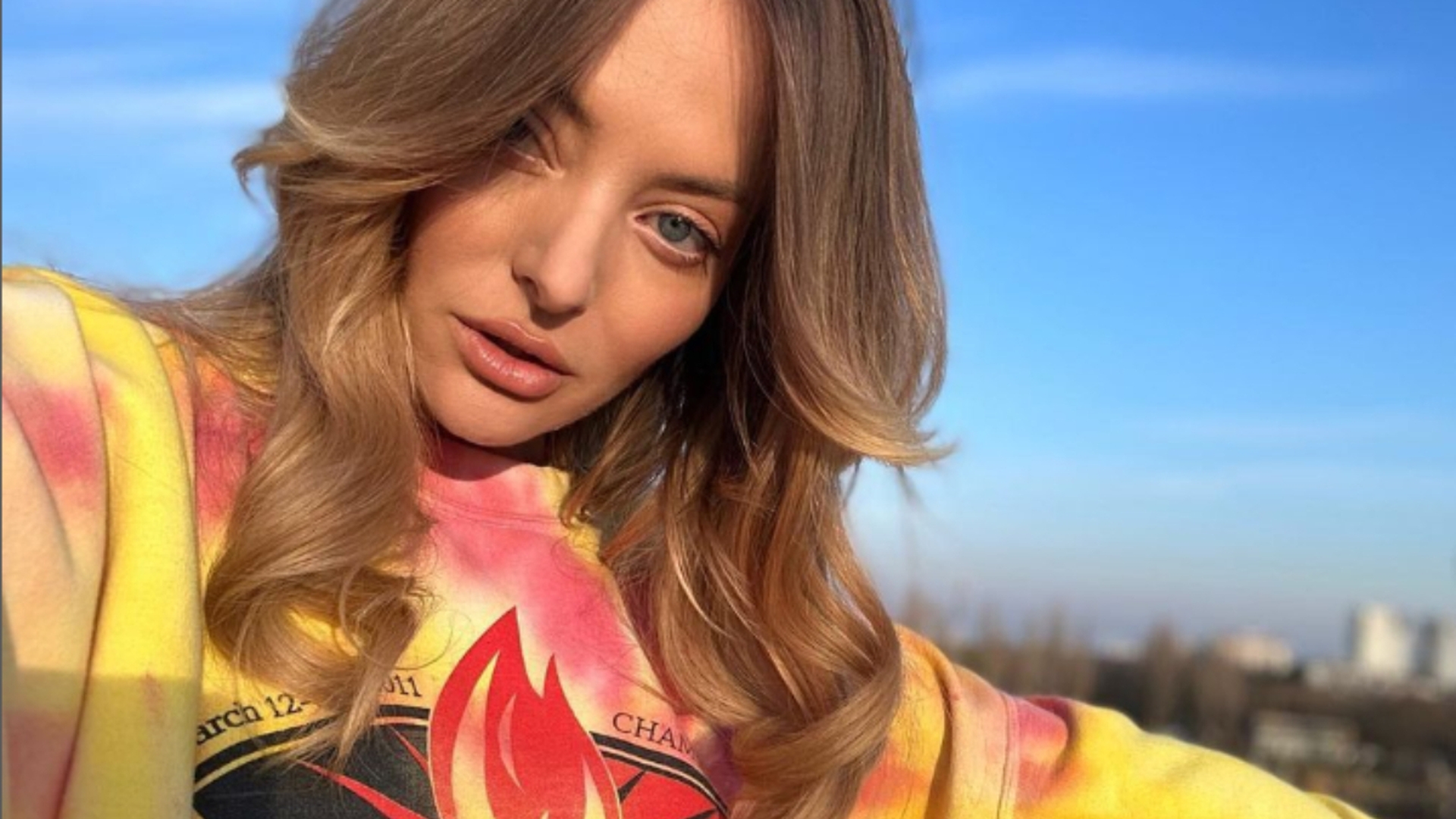 Delia Matache, pusă la zid după ce s-a pozat în costum de baie. Ipostazele provocatoare au stârnit un val de reacții: ”Dai de înțeles că ești liberă”