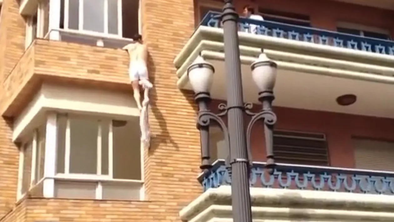 Mai ceva ca-n filme! Amantul unei femei măritate a fost ajutat de pompieri să sară pe geam, după ce a fost prins de sotul ei
