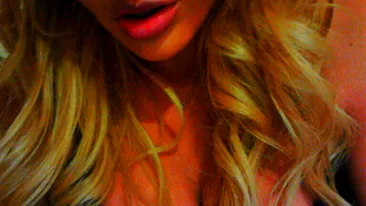 Delia Matache isi fotografiaza sanii! Uite doua poze care ar face pana si un aparat foto sa saliveze!