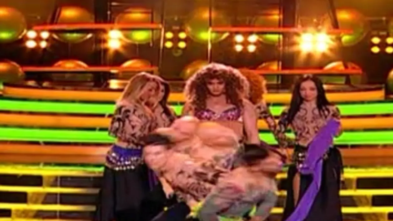 S-a epilat pe picioare, şi-a pus sutien şi s-a dat cu ruj! Uite cum se poate mişca Pepe pe muzica Shakirei!