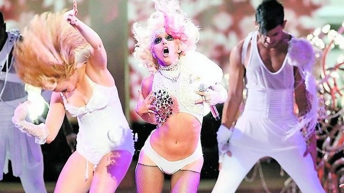 Artista isi face curaj pentru a urca pe scena. Lady Gaga bea vin rosu inainte de concert
