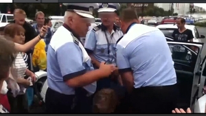 VIDEO! Imagini halucinante surprinse în Capitală, la Unirii! 11 poliţişti s-au luptat să încătuşeze o femeie!