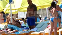 Turiştii şi-au dat coate când au văzut ce are la gât. Şi-a scos ”tezaurul” la plajă!