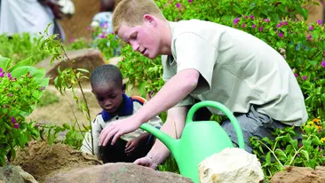 Băiețelul orfan pe care Prințul Harry l-a ”adoptat” în 2004 a fost invitat de onoare la nunta lui