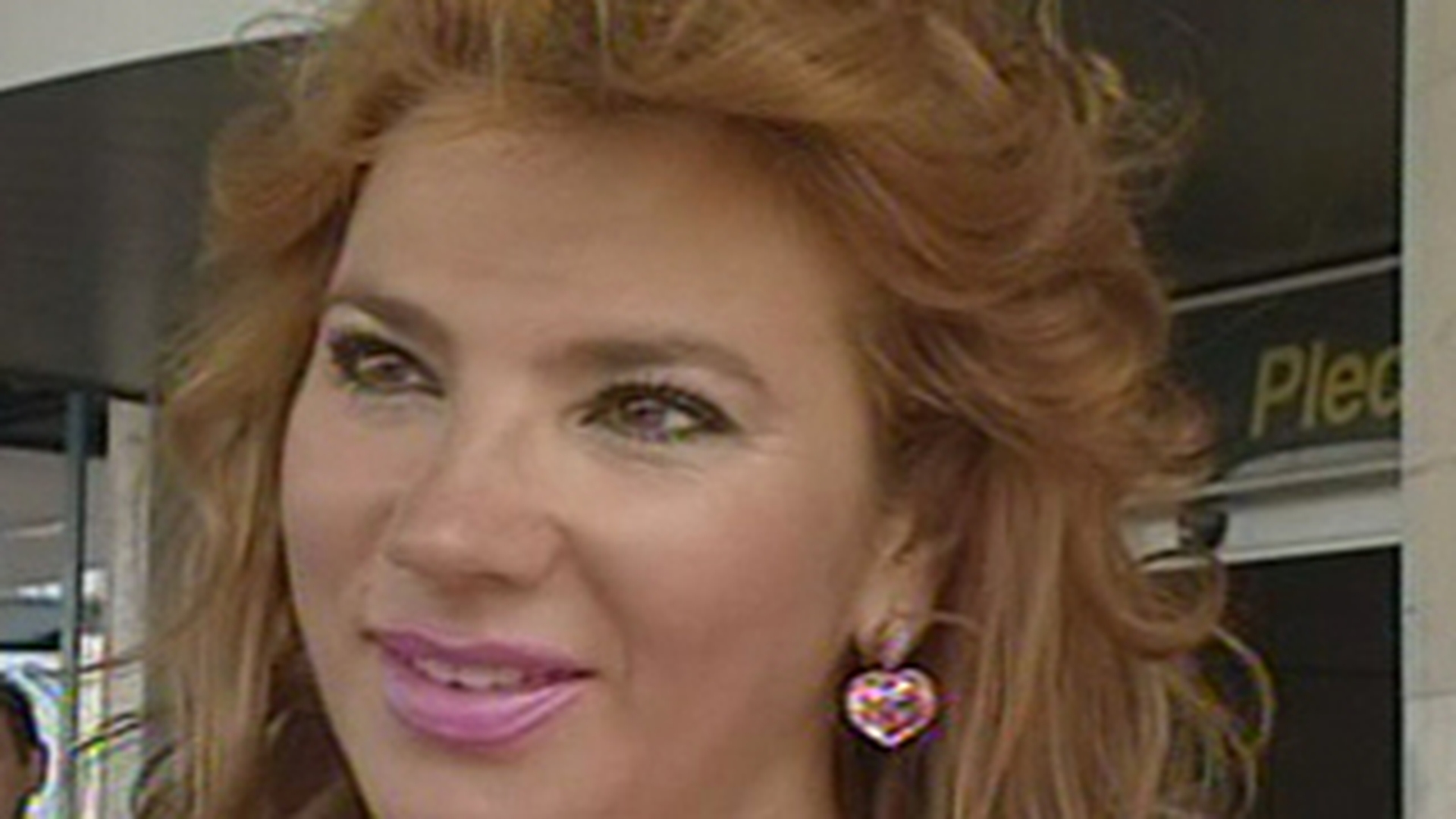 Mihaela Borcea: "Cristi m-a anuntat prin SMS ca se insoara cu o ora inainte sa o faca! Le doresc lui si Alinei sa fie fericiti"
