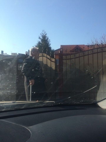 Avocatul a ieşit din curte înarmat cu o ţeavă