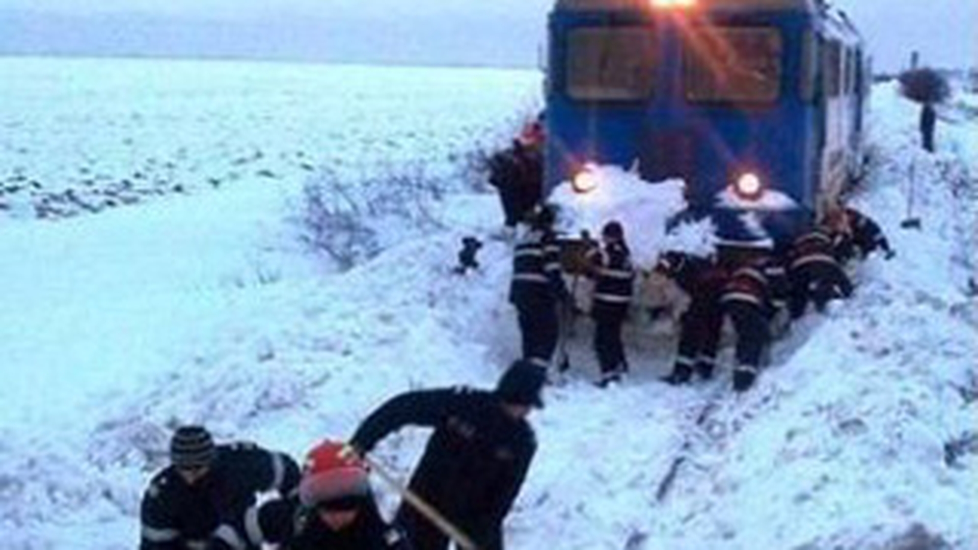 Trenul in care sunt blocati 400 de oameni, de peste 50 de ore, a plecat spre Galati