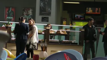 Adela Popescu pofteste, Radu Valcan plateste! Vezi aici cu s-a infruptat actrita, intr-un mall din Capitala!