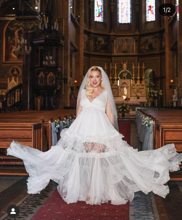 De la cine a „furat” Gabriela Prisacariu rochia de mireasă pentru gravide. O altă vedetă din online a avut aceeași rochie la nuntă