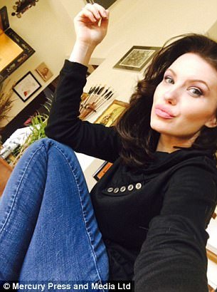 Aceasta e femeia care atunci când merge pe stradă e confundată cu ANGELINA JOLIE! E copia fidelă a actriţei de la Hollywood