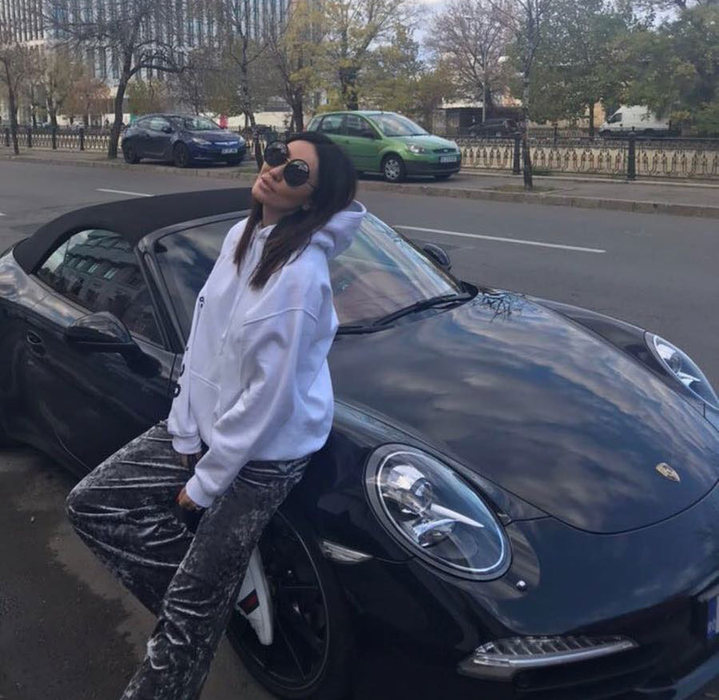 Dora este o tânără super sexy. Recent, s-a cuplat cu un milionar însurat, care o răsfață cu cadouri scumpe