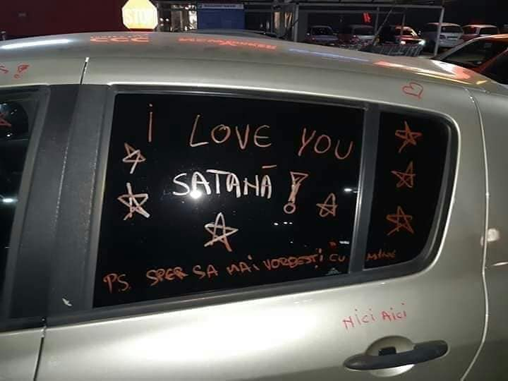 Răzbunare fabuloasă! Ce mesaje i-a scris, cu rujul pe geamurile mașinii, o femeie din Brăila iubitului care a părăsit-o