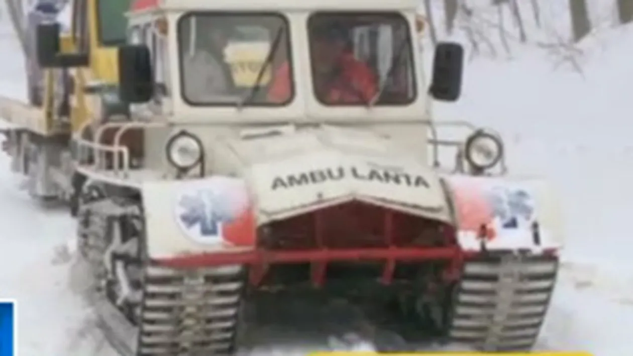 VIDEO O gravida si doi bebelusi, blocati in zapada, au fost salvati de o ambulanta pe senile