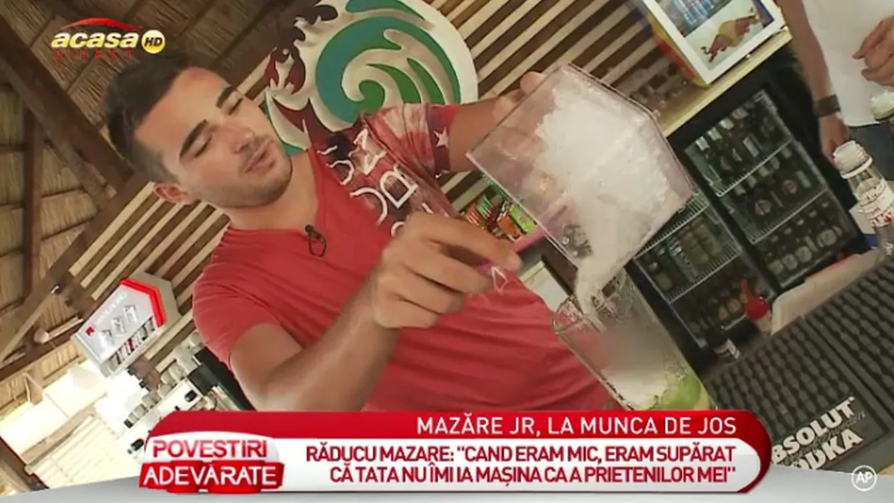 In timp ce tatăl său se distrează de zor pe litoral, Răducu Mazăre a trecut la munca de jos! Tânărul munceste ca ospătar