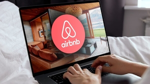 Noi probleme pentru Airbnb în Spania: Compania, obligată să plătească o amendă uriașă. Care este motivul
