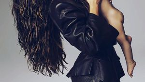 Imagini nevăzute cu Mădălina Ghenea, ţinând-o strâns la piept pe fetiţa ei! Fanii i-au dat imediat ”Like”
