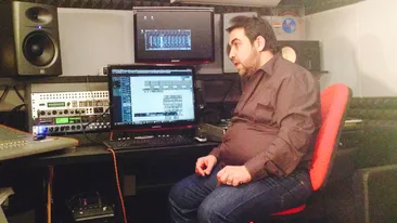 Manelaria cucereste Romania! Cei mai in voga lautari au pus colindele pe tambal si bas si au venit sa va colinde!