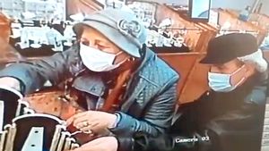 Doi bătrâni îndrăgostiți de bijuteriile din aur, căutați de poliție pentru furt