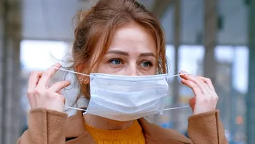 Atenție, români! Greșeala care îți poate fi fatală. Ce se întâmplă dacă îți pui masca invers