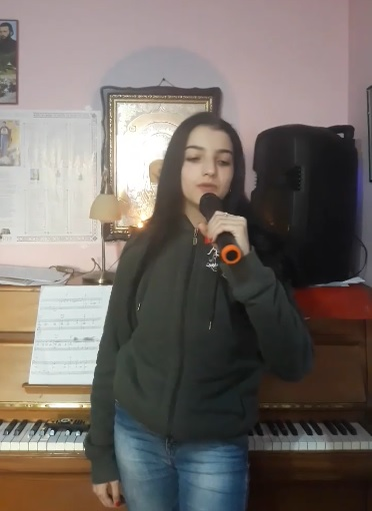 Ema își antrenează vocea tot timpul