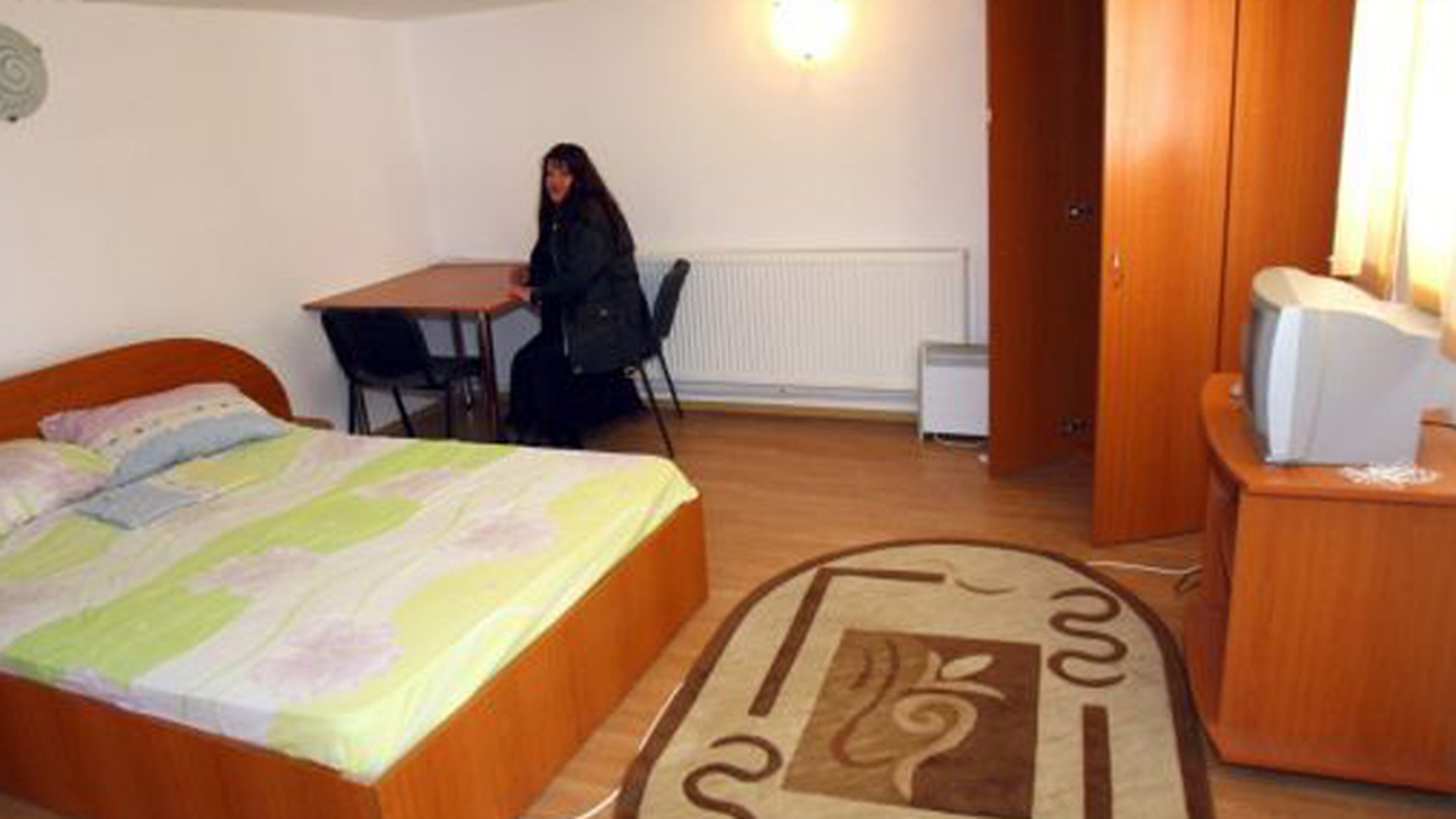Uite cum arata o "camera intima" din inchisoare! Aici fac sex detinutii cu iubitele lor!