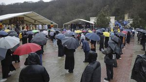 Ploaie de amenzi la slujba de la peştera Sfântului Apostol Andrei! În ciuda restricțiilor, la eveniment au fost prezente aproximativ 400 de persoane