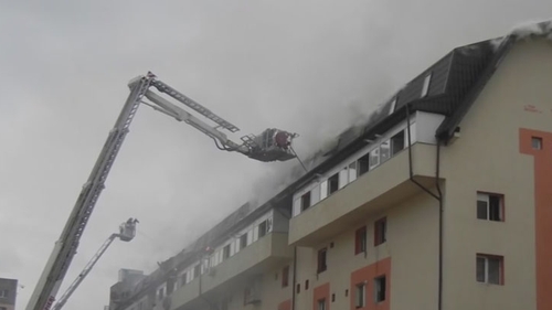 O văduvă a rămas pe drumuri cu cele două fete ale sale şi o nepoată, după ce casa le-a luat foc