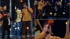 Adrian Minune a "rupt" scena la Vocea României! Apariţie surprinzătoare în finala de la Pro TV. VIDEO fabulos