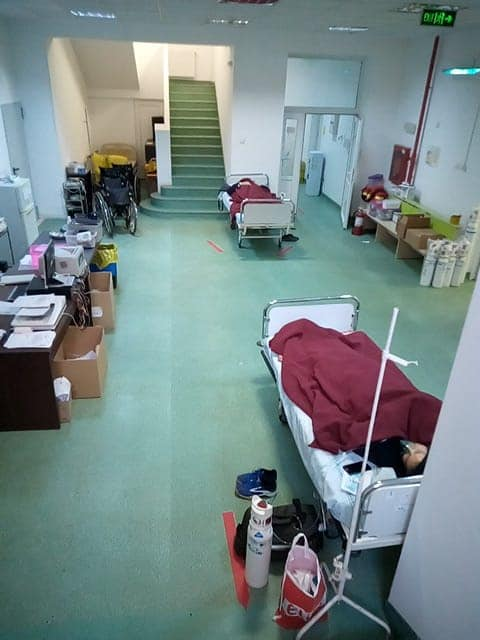 Imagini dure! Pacienții Covid-19 de la Institutul Marius Nasta, tratați pe holurile spitalului. Sistemul medical, în pragul colapsului. „Nu mai fac față”